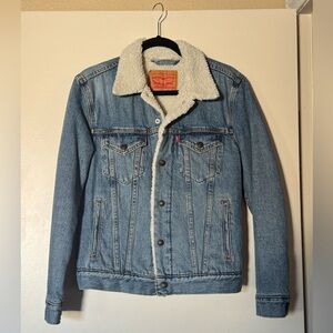 LEVI’S original sherpa trucker jacket size XS medium wash denim blue